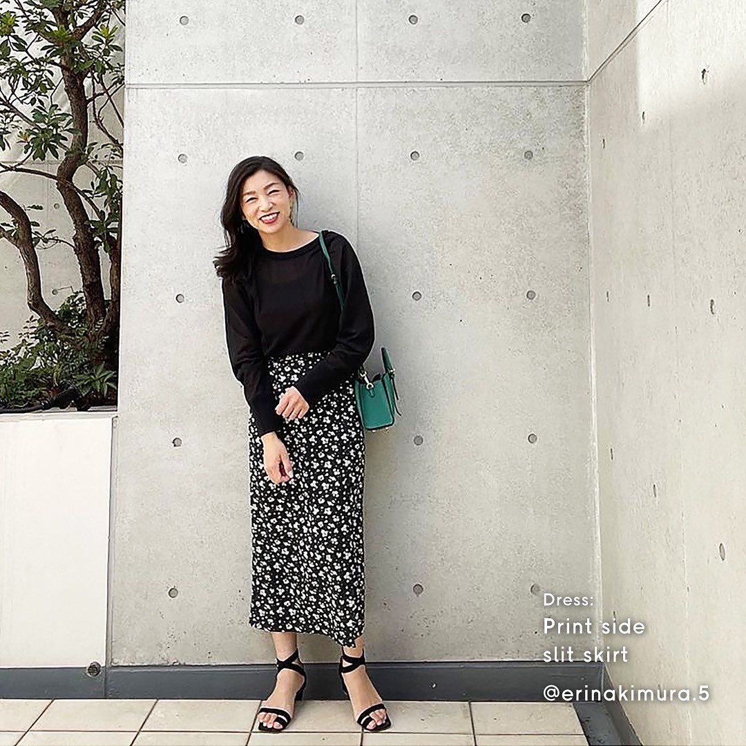 Gu For All ワンピースコーデ をpick Up 取り入れるだけで着こなしが華やかになるプリントスカート 歩くたびにさりげなく開く サイドスリットが抜け感を演出します Ciao Nihon