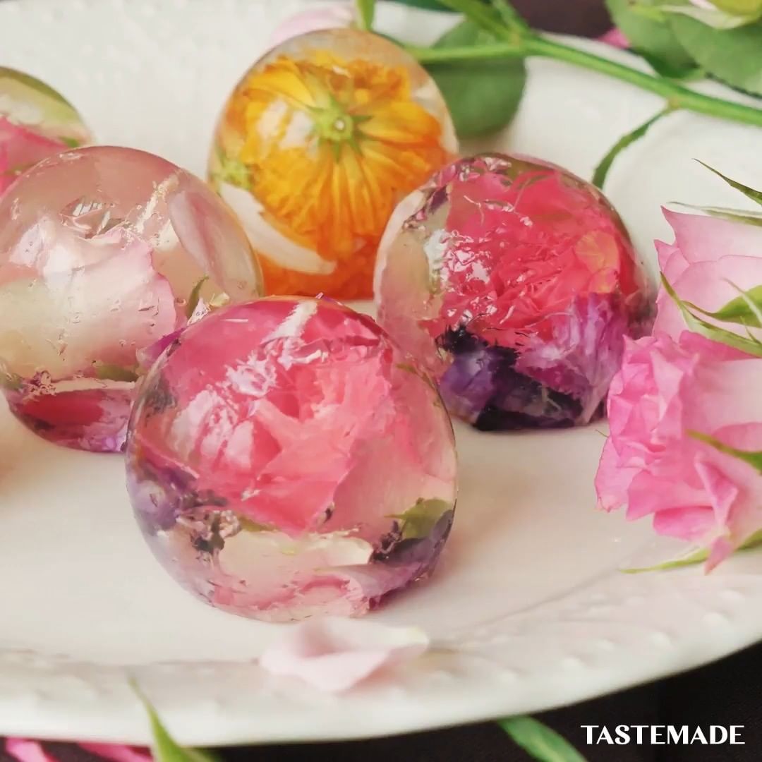Tastemadejapan 春爛漫 かわいい花園ゼリー お花をゼリーに閉じ込めた パーティーにぴったりなデザートです 材料 卵 6個 エディブルフラワー 適量 粉ゼラチン 7g Ciao Nihon