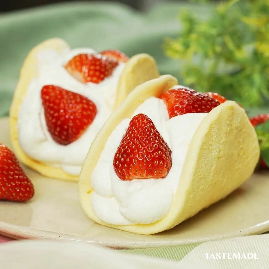 TastemadeJapan: 【フライパンで作るスイーツ】いちごバナナオムレット
オムレットとは、スポンジケーキの生地を薄く円形に焼き、生クリームや果物を挟んだもの
ふわふわのスポンジ… 【フライパンで作るスイーツ】いちごバナナオムレット
オムレットとは、スポンジケーキの生地を薄く円形に焼き、生クリームや果物を挟んだもの
ふわふわのスポンジ...