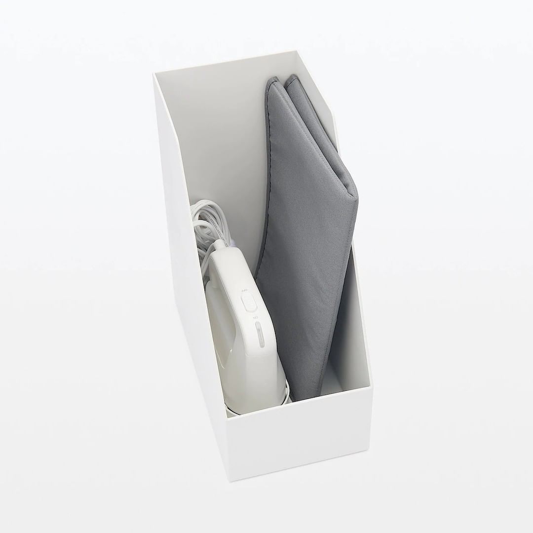 Muji無印良品 アイロンがけをもっと手軽に 快適に 平らな場所にさっと広げて使える 簡易的なアイロンマットです 四つ折りにたたむとa4サイズになるので かさば Ciao Nihon