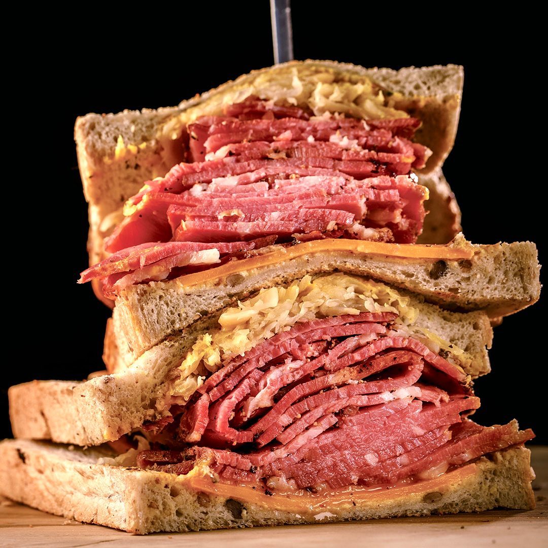 東京カレンダー 思わずSNSにあげたくなる「ビーフサンド」がある 旨み溢れる極上バストラミがぎっしり 店主が幼少期に過ごしたアメリカの、味と