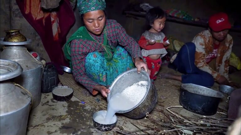 尼泊尔翠花跟老公上山抢收大麦，孩子们在家只能吃土豆炖菜干，这在尼泊尔山村也是很好的饭了！#生活#段子#尼泊尔【阿鹏环球行】