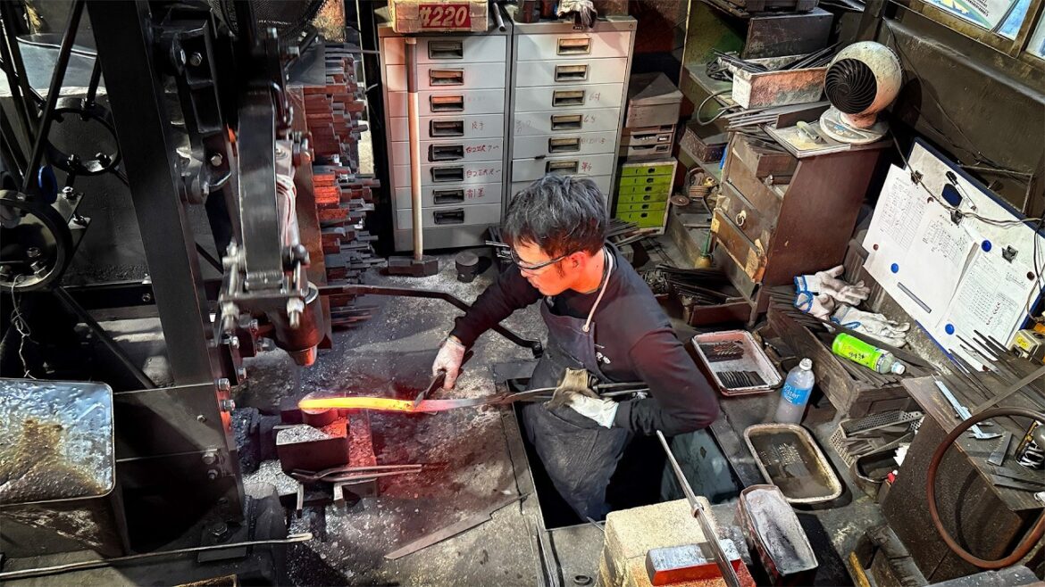 The Youngest and Only Master of This Japanese Knife Technique