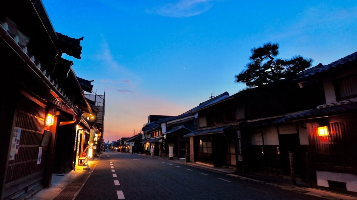 Walking to a 400-Year-Old Town Through Japan’s Countryside | Mino, Gifu 4K