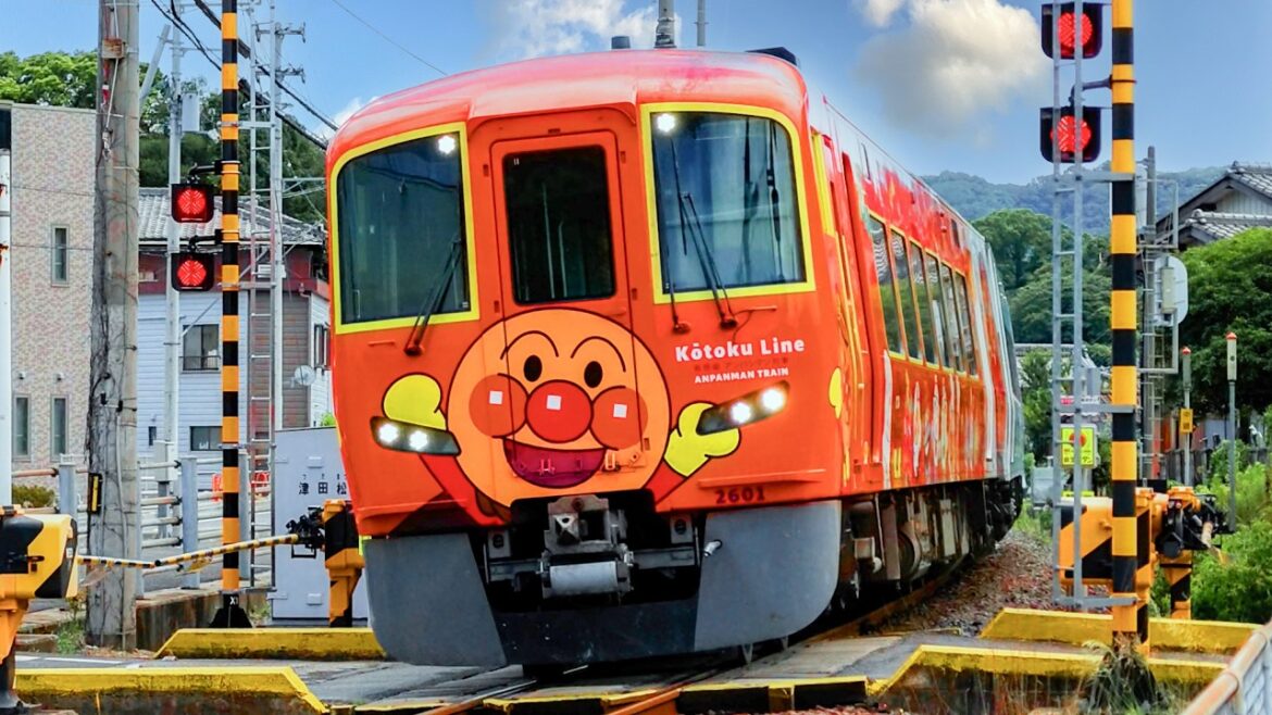 ふみきり…つうかっ!!【新型アンパンマン電車登場!】踏切をJR四国 特急が爆走!アンパンマン列車をたっぷり♪ Anpanman Train! ふみきり...つうかっ!!【新型アンパンマン電車登場!】踏切をJR四国 特急が爆走!アンパンマン列車をたっぷり♪ Anpanman Train!